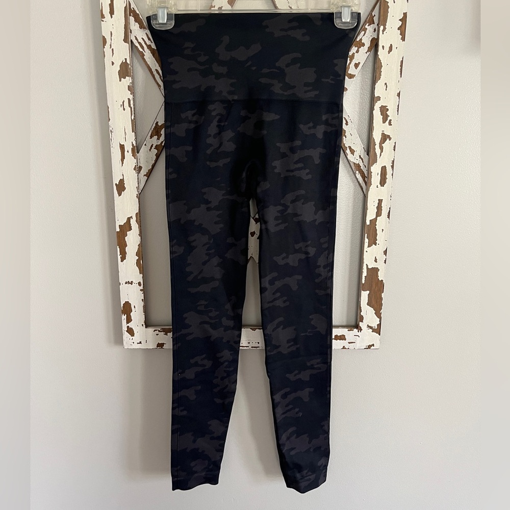 Spanx Womens Look At Me Now Seamless Leggings Black Camo Size Small